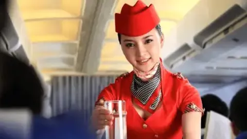 山东一中学食堂没座椅学生站着吃饭