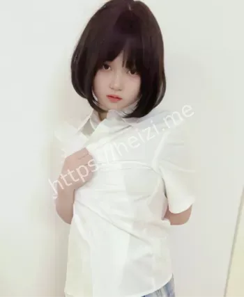 白嫩甜妹