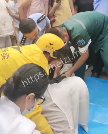 当街暴打小三