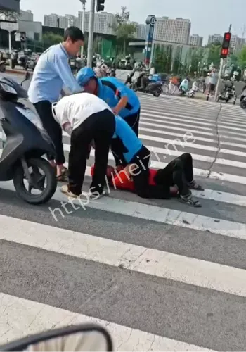当街暴打