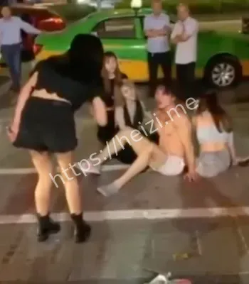 脚踩多条船