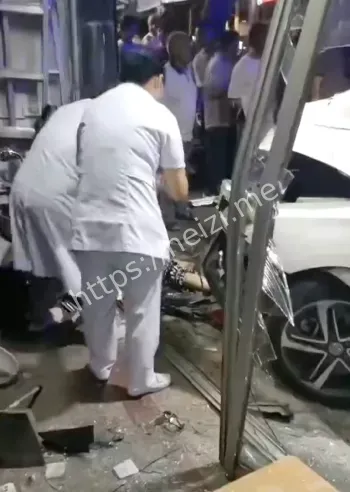 轿车撞店铺