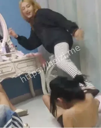 皮带狂抽