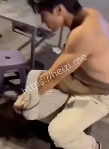 广州持刀女子追小孩