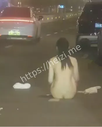 女同闹矛盾了当街脱精光