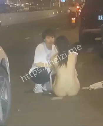 女同闹矛盾了当街脱精光