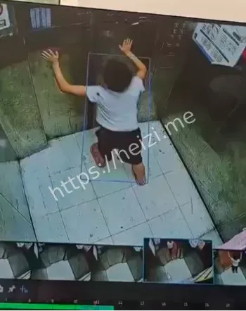 电梯门缝卡困