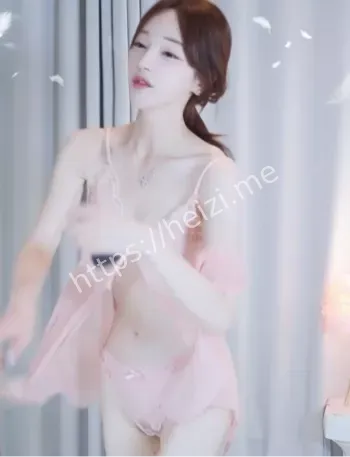 粉色蕾丝连体裙热舞