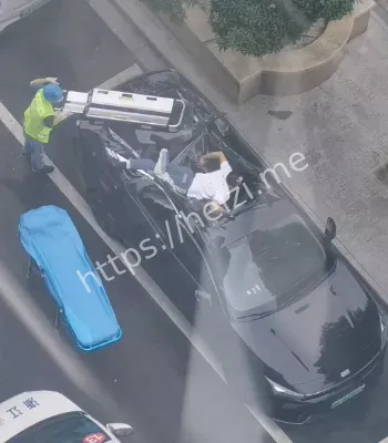 砸瘪楼下轿车