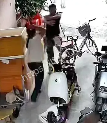 电动车堵路