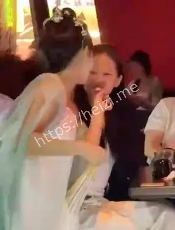 和客人大尺度舞蹈