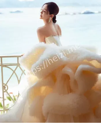 万千惠白色礼服