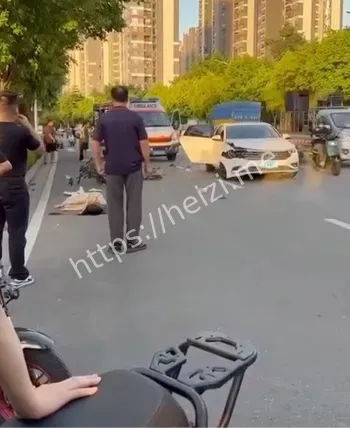 美女车祸