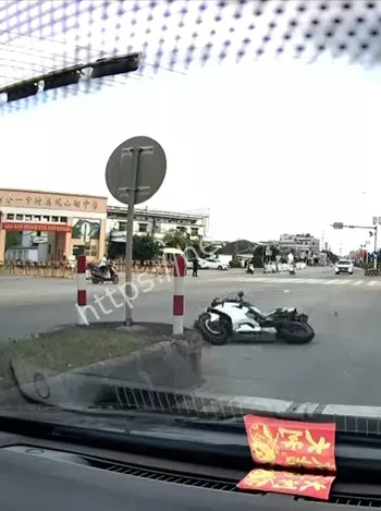 红绿灯防护池