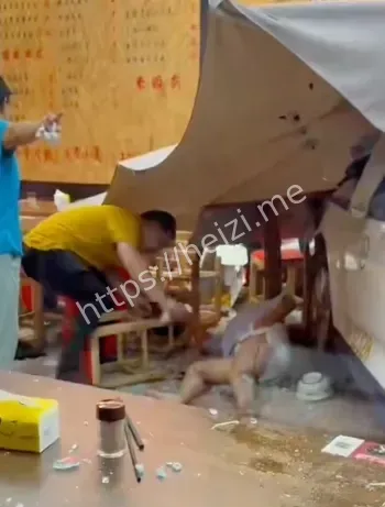 女司机SUV冲撞行人现场照片