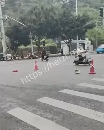 大众车失控碾压路人