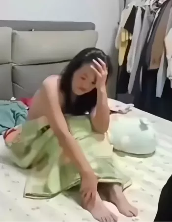 清晨卧室出轨事件