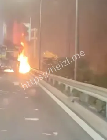 北京京良路吊车起火