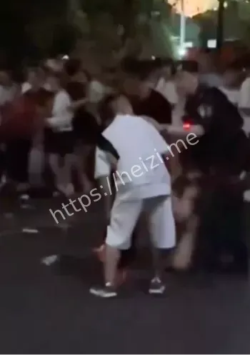 300多人围堵嫌疑人见义勇为