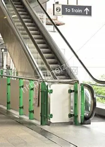 谷城北站情侣扶梯接吻