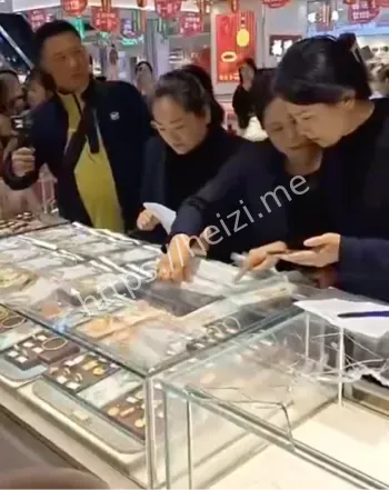 头盔男打砸柜台