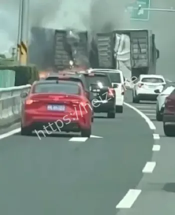 烟花爆竹货车起火救援