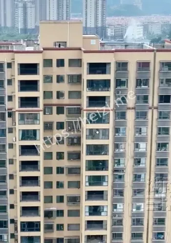 20楼坠落女童救援过程