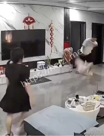 男人怒摔女童后脑着地