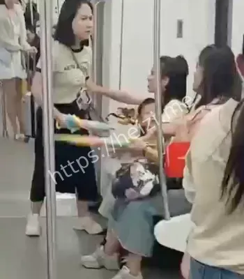 车厢混战引混乱