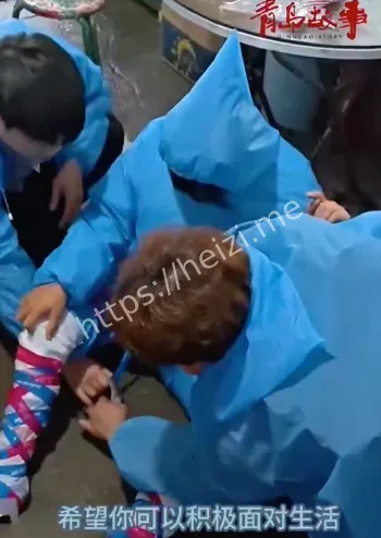 截瘫女孩朋友护航爬山真相