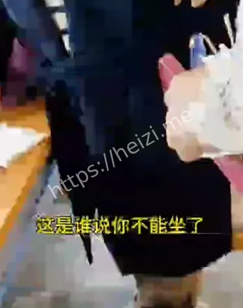 大妈绕圈发现空位生气