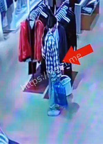 女子点燃服装店衣服