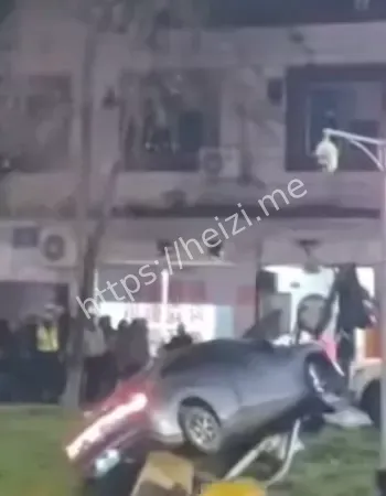 车头撞碎满地残骸