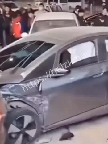 阳信老一中对面连环撞车