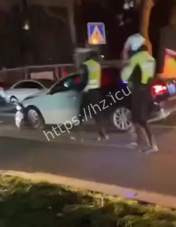 宝马女酒驾闯卡