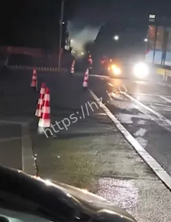 面包车烧成空壳