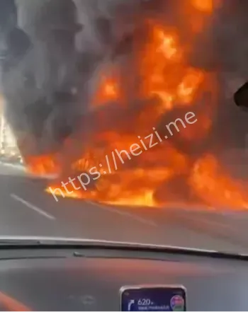 沙园地铁口电动车全毁