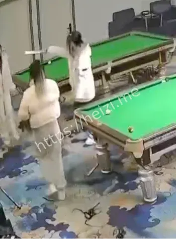 双刀姐妹花砍人