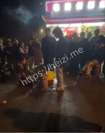 女友酒吧下跪求饶