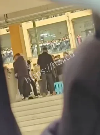 体育老师按倒踢学生