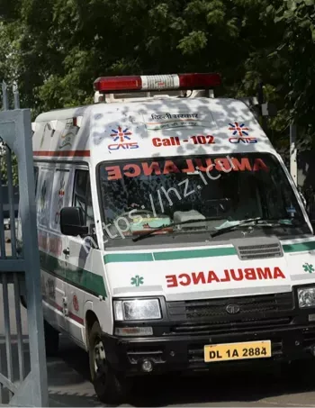 客车坠落百米深渊