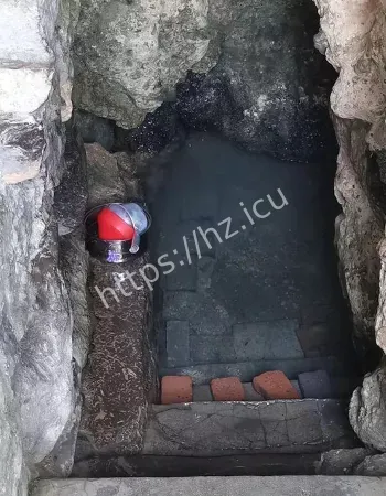 惊现血色泉水