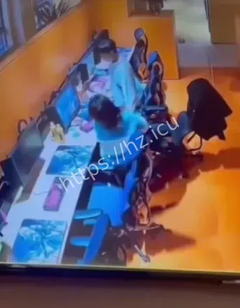 打游戏小伙