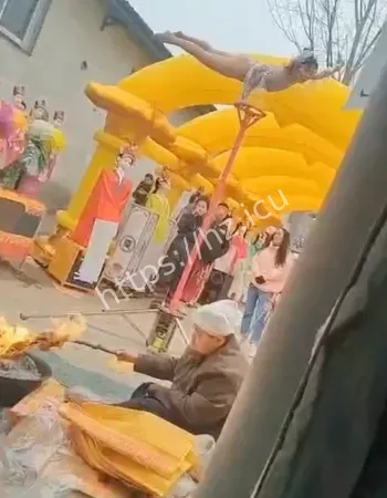 引众人围观