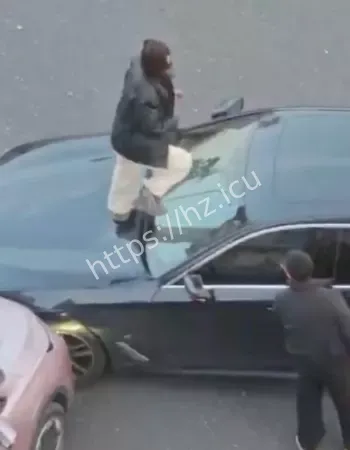 女司机爬车盖踩踏