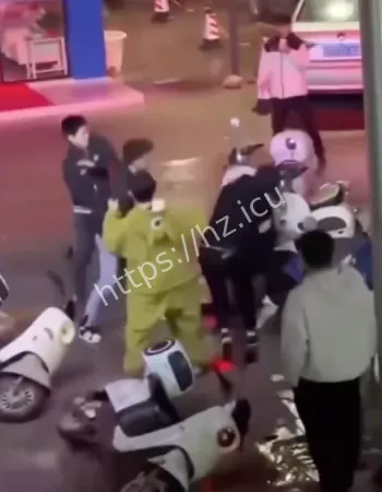 街头持刃狂殴刀仔