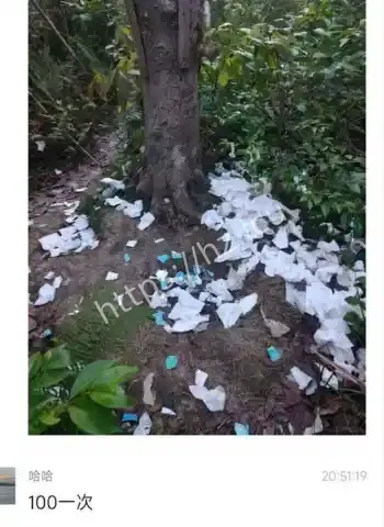 地上小雨伞成堆