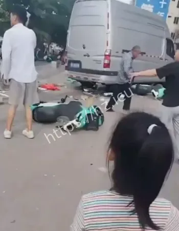 两货车相撞