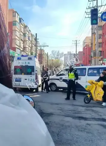 男子持刀狂砍路人