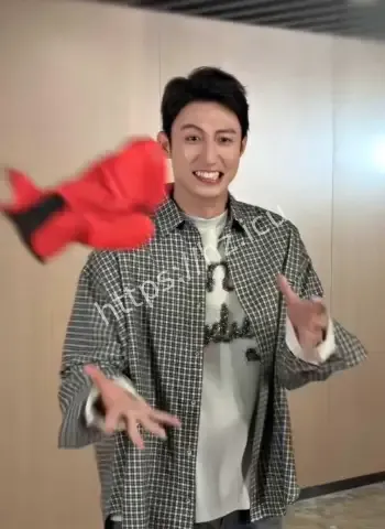 与王玉雯深夜同进酒店